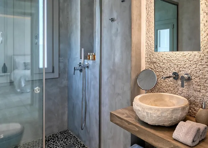 إم - ميكونوس *